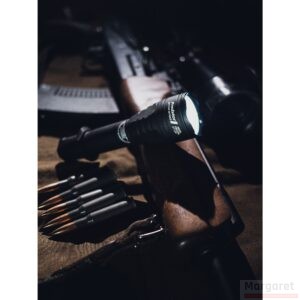 Latarka taktyczna Armytek Predator (ciepłe światło)